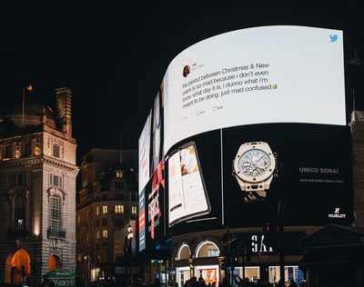 广告牌显示Tweet和手表
